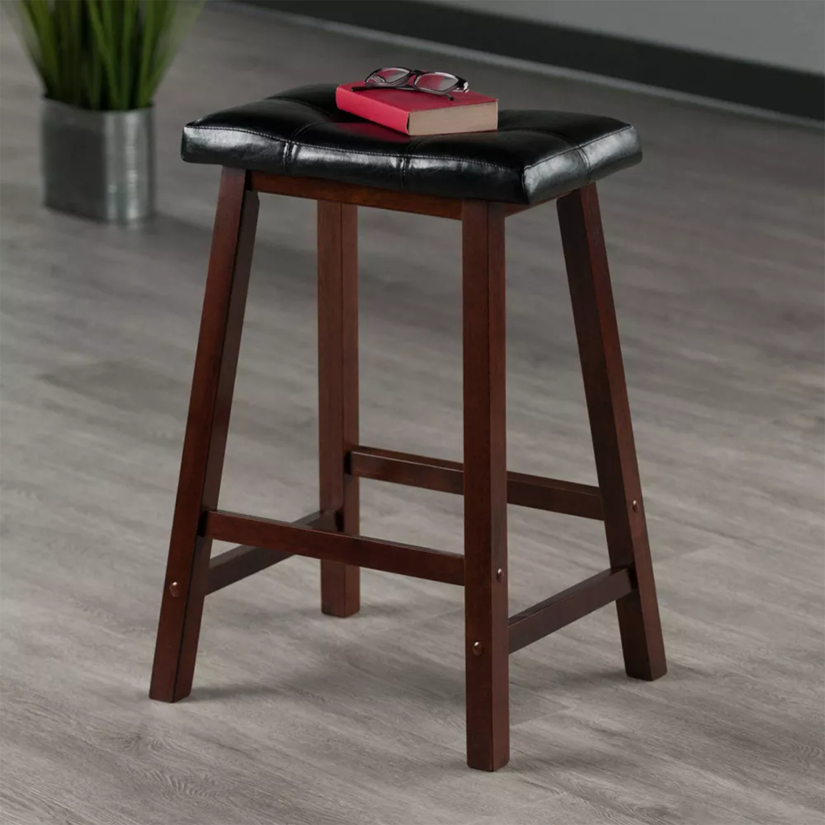 Gepolsterter Thekenhocker mit Sattelsitz